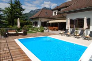 Bazen v nastanitvi oz. blizu nastanitve B&B L'Eden