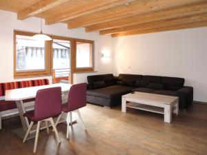 salon z kanapą i stołem w obiekcie Apartment Nina by Interhome w mieście Uderns