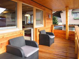 - werandę z 2 krzesłami i stołem w obiekcie Apartment Nina by Interhome w mieście Uderns