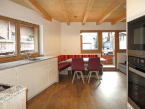 kuchnia ze stołem i krzesłami oraz jadalnia w obiekcie Apartment Nina by Interhome w mieście Uderns