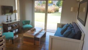 sala de estar con sofá y mesa en Duplex en la Base del Cerro en San Carlos de Bariloche
