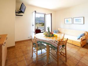 uma sala de estar com uma mesa com fruta em Apartment Belvedere-1 by Interhome em Malcesine