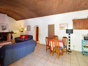 フゼタにあるHoliday Home Quinta da Murteira - FUZ101 by Interhomeのリビングルーム(青いソファ、テーブル付)