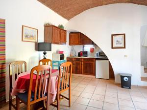 フゼタにあるHoliday Home Quinta da Murteira - FUZ101 by Interhomeのキッチン(テーブル、椅子付)