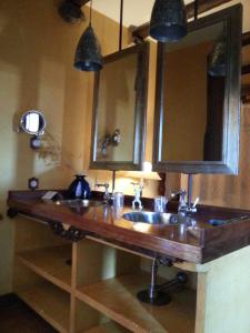 Arroyomolinos de la Vera的住宿－德爾培尼亞阿爾巴鄉村酒店，一间带水槽和镜子的浴室