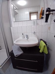 y baño con lavabo y espejo. en WALDFEE, en Bodenmais