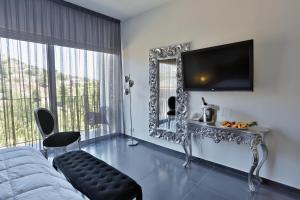 TV a/nebo společenská místnost v ubytování Crystal Hotel