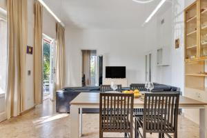 Una cocina y una sala de estar con mesa y sillas. en InVilla Seristori, a 50 m dal mare, en San Vincenzo