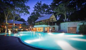 Bazén v ubytování Grand Udawalawe Safari Resort nebo v jeho okolí