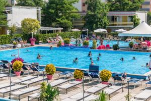 リド・アドリアーノにあるBlu Marlin Residence con piscinaの水泳を楽しめるホテルのプール