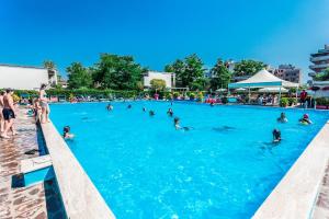 Bazén v ubytovaní Residence Blu Marlin Natural beach alebo v jeho blízkosti