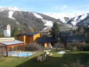 una casa con piscina frente a una montaña en Duplex en la Base del Cerro en San Carlos de Bariloche