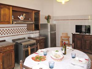 モンティニョーゾにあるApartment Wilma by Interhomeの食卓付きのキッチン