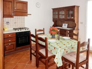 ディアーノ・カステッロにあるApartment La Colombera E by Interhomeのキッチン(テーブル、椅子、コンロ付)