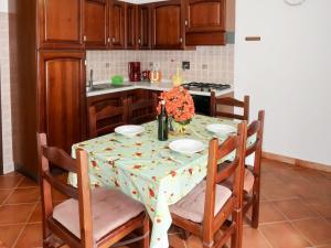 ディアーノ・カステッロにあるApartment La Colombera E by Interhomeのキッチン(テーブル、椅子、ワイン1本付)