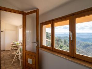 Camera con finestre e tavolo con vista di Holiday Home Agapanthus by Interhome ad Arnasco