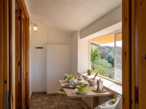 una piccola sala da pranzo con tavolo e finestra di Holiday Home Agapanthus by Interhome ad Arnasco