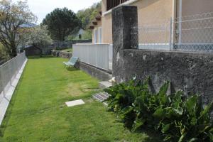 O grădină în afara Hôtel Ladagnous