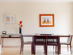 une table à manger avec des chaises et un bureau dans l'établissement Apartment Panoramico - FDA115 by Interhome, à Foz do Arelho