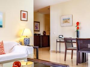 - un salon avec un canapé et une table dans l'établissement Apartment Panoramico - FDA115 by Interhome, à Foz do Arelho