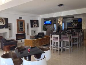 Televiisor ja/või meelelahutuskeskus majutusasutuses Crystal Hotel