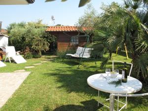 un tavolo in un cortile con una sedia e un'altalena di Apartment Mia by Interhome a Montignoso