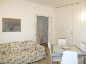 un soggiorno con divano e tavolo di Apartment Mia by Interhome a Montignoso