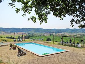 - une piscine sur une terrasse avec vue sur les collines dans l'établissement Villa Sant'Albino by Interhome, à Sorrezzana