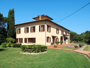 une grande maison blanche avec un toit dans l'établissement Villa Sant'Albino by Interhome, à Sorrezzana