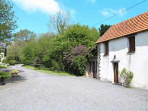 un camino vacío junto a un edificio blanco en Holiday Home La Voisinière no-1 - SVY400 by Interhome, en Savigny