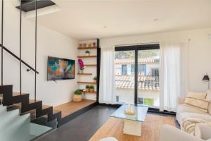 a living room with a couch and a table at Casa del Mar in Tamariu