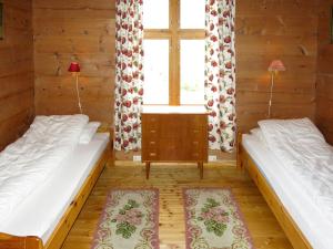 2 camas en una habitación con ventana en Holiday Home Elvehuset - FJS075 by Interhome, en Holsen