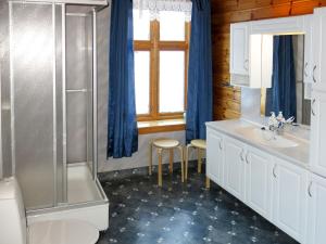 ein Bad mit einem WC, einem Waschbecken und einer Dusche in der Unterkunft Holiday Home Elvehuset - FJS075 by Interhome in Holsen