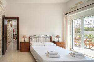 En eller flere senge i et værelse på Zeus Traditional House + 32 billeder