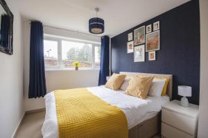 a bedroom with a bed with a yellow blanket at City Centre-Free Parking-2mins from Station in Canterbury