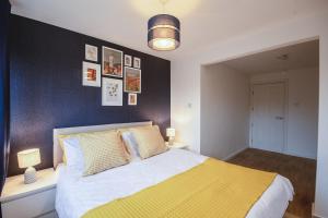 1 dormitorio con 1 cama grande con manta amarilla en City Centre-Free Parking-2mins from Station en Canterbury