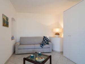 salon z kanapą i stołem w obiekcie Apartment Rosmarino by Interhome w mieście Chiappa