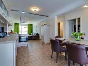 cocina y sala de estar con mesa y sillas en Apartment Ankerplatz by Interhome en Großpösna