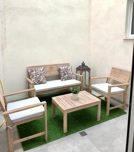 een patio met 3 stoelen, een tafel en een bank bij UIM Mediterraneo PB Aragon B Wifi in Puerto de Sagunto