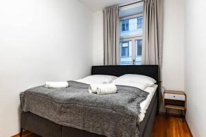 a bedroom with a bed with white pillows and a window at Spacious 3-room apt. 15 min to the city center in Vienna