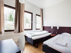 En eller flere senge i et værelse på Hotell Dialog