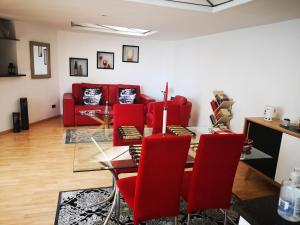 ジェノヴァにあるCorte Lambruschini central apartment with Free covered Parkingのリビングルーム(赤い椅子、テーブル付)