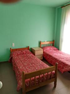 Giường trong phòng chung tại Caprimar Solo Familia Serviplaya
