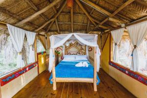ein Schlafzimmer mit Bett in einem Zelt in der Unterkunft Sol de Minca Eco Lodge in Minca