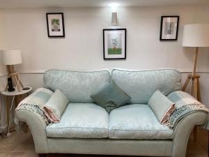 Hollyhocks Holiday Home-Luxury ground floor 2 bedroomed apartment sleeps 5-6