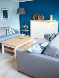 a living room with a couch and a coffee table at Ferienwohnung Alte Bäckerei Werlte in Werlte