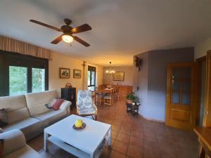 ein Wohnzimmer mit einem Sofa und einem Tisch in der Unterkunft Casa La Taratola in Ortigosa del Monte