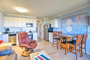 een keuken en een woonkamer met een tafel en stoelen bij Direct Oceanfront Condo with Resort Amenities and View in Hilton Head Island