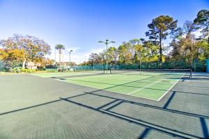 een tennisbaan met twee tennisrackets erop bij Direct Oceanfront Condo with Resort Amenities and View in Hilton Head Island