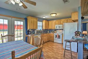 Afbeelding uit fotogalerij van Lake Texoma Vacation Rental, 3 Mi to Marina! in Pottsboro